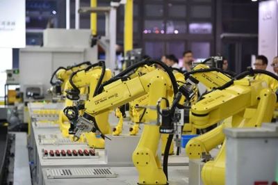 工業(yè)機(jī)器人在進(jìn)博會(huì)上大放異彩 智能制造的未來(lái)圖景